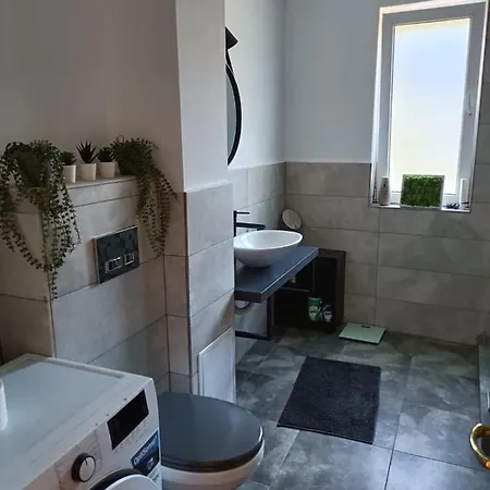 Lovely 2 Bedroom Appartamento